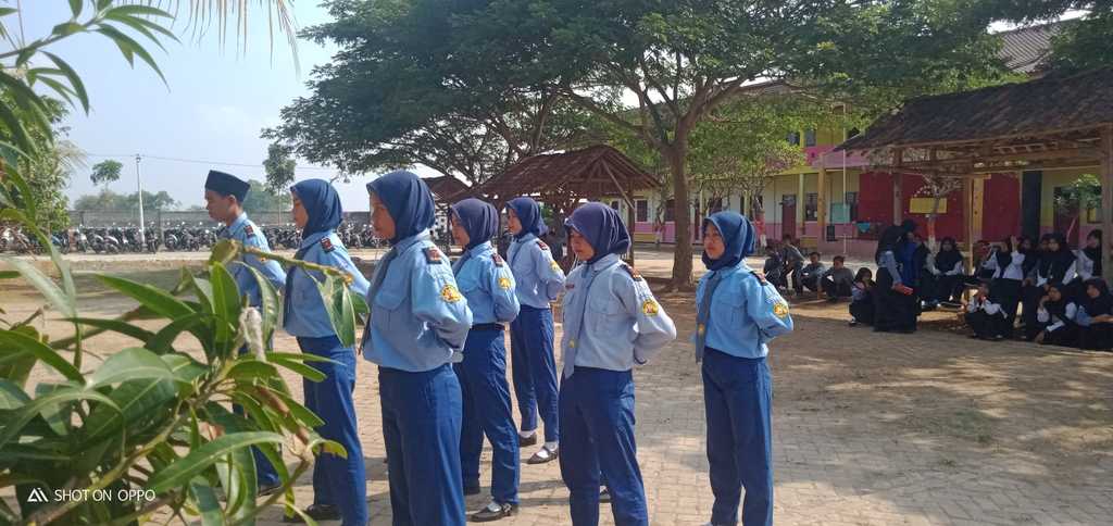 Para siswa/i SMK Ilhami berbaris